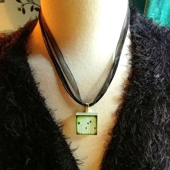 Jewelry - Buds glass pendant necklace